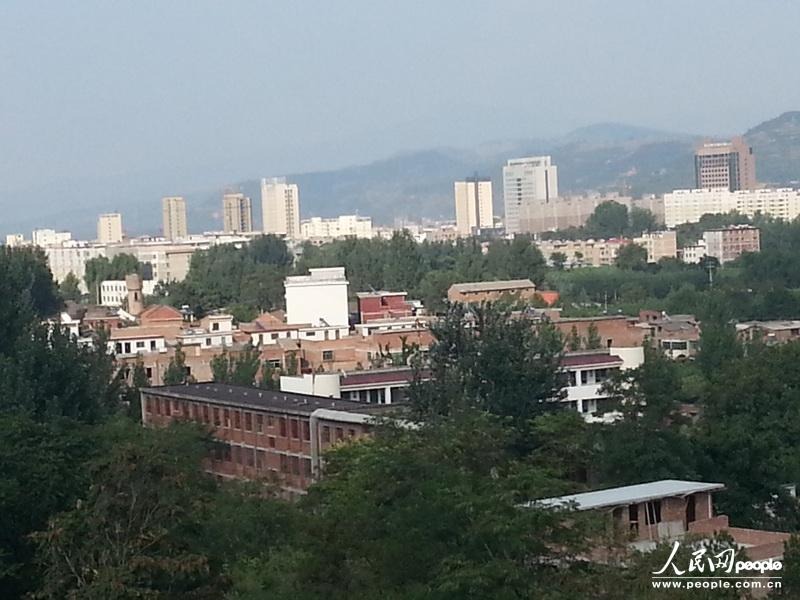 圖為盧氏縣委的土坯辦公房在高樓林立的縣城很不起眼。圖片來源：人民網(wǎng)