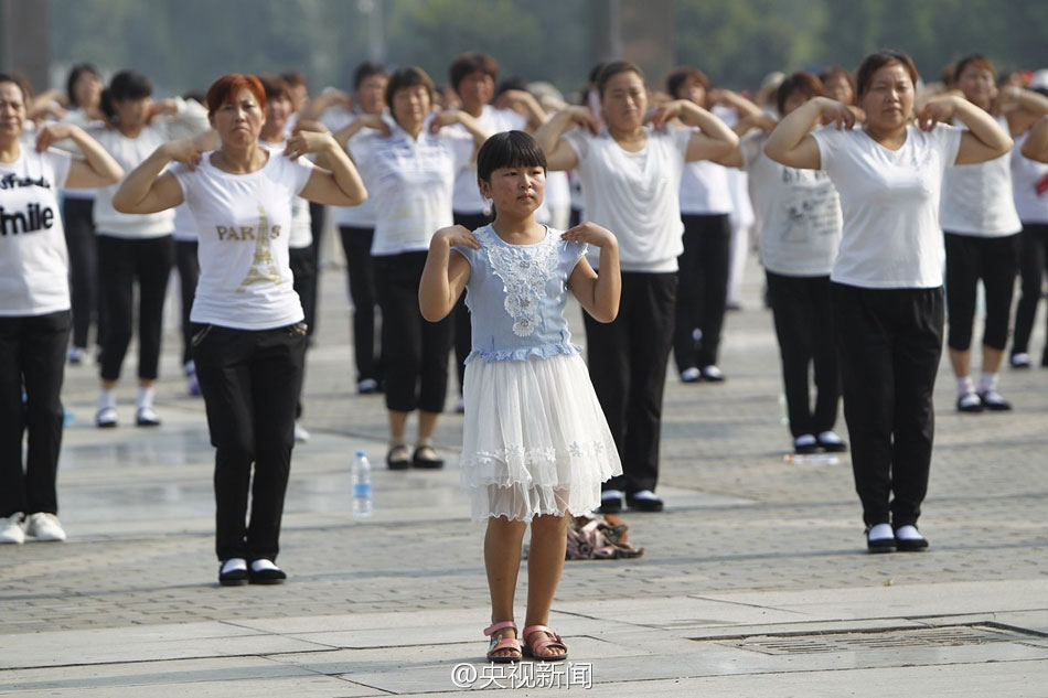 河南駐馬店兩千人高溫下齊跳廣場舞 河南駐馬店兩千人高溫下齊跳廣場舞