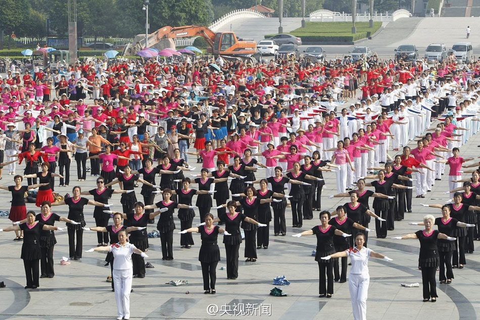 河南駐馬店兩千人高溫下齊跳廣場舞 河南駐馬店兩千人高溫下齊跳廣場舞