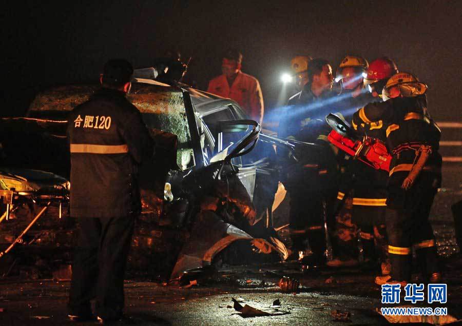 2013年1月9日，合肥，事故現(xiàn)場，兩輛受損車輛已經(jīng)全部變形