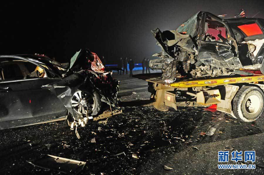 2013年1月9日，合肥，事故現(xiàn)場，兩輛受損車輛已經(jīng)全部變形