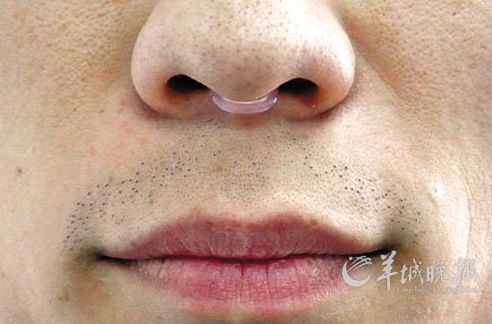 上海交警試戴隱形口罩抗霧霾 不影響吹哨喊話(huà)