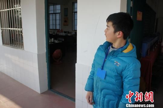 對(duì)于幾年如一日照顧他的同學(xué)余興泉，14歲的左臣心里充滿了感激。 李俊杰 攝