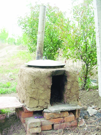 簡易的鍋灶。任國勇攝