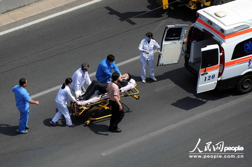 北京大客車追尾碾壓奧迪司機被困車中。