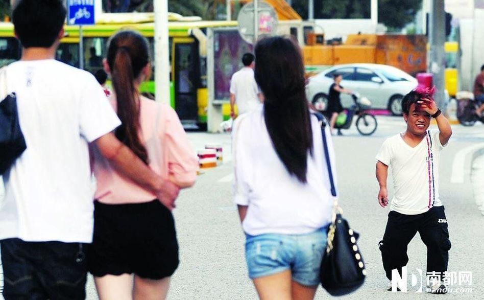 東莞小矮人藝術(shù)家：沒(méi)女友成最大困惑