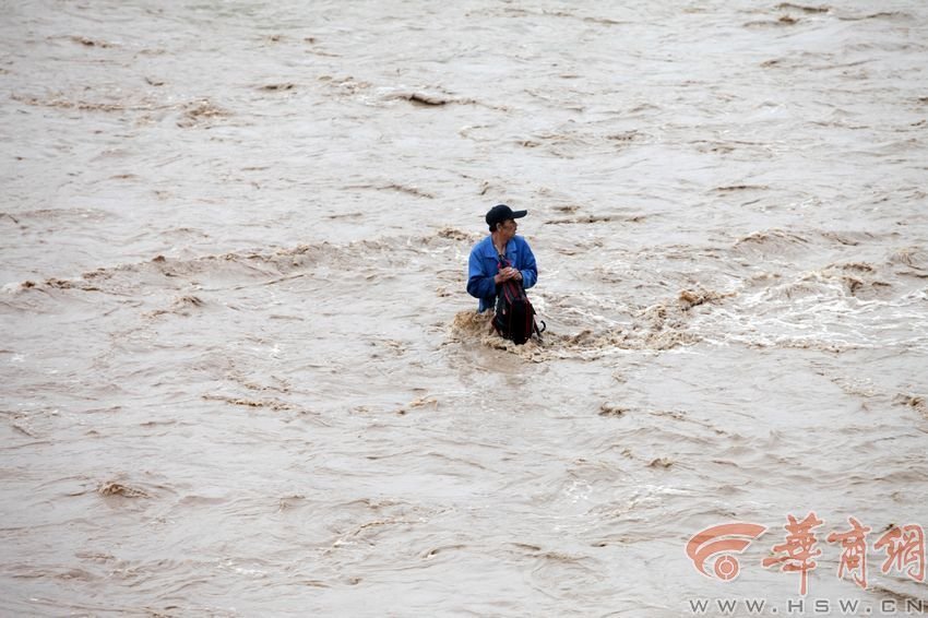 消防官兵試圖將救援的繩索扔到河中央，然而嘗試幾次都失敗。此時，河水已經(jīng)淹沒到四周，男子在一平方米的“