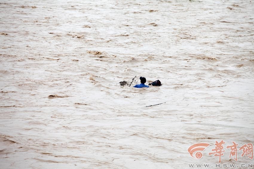 消防官兵試圖將救援的繩索扔到河中央，然而嘗試幾次都失敗。此時，河水已經(jīng)淹沒到四周，男子在一平方米的“