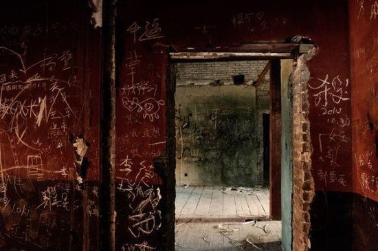 探秘！北京"鬼樓"內(nèi)部