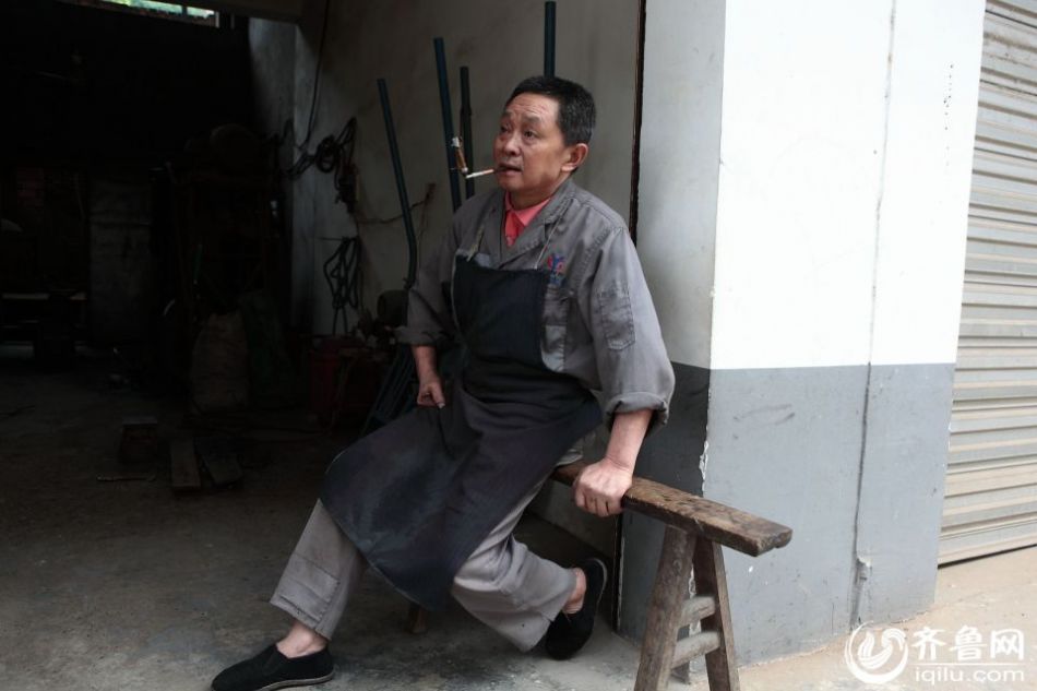 實拍最后的打鐵匠 一把手工菜刀賺六塊錢 實拍最后的打鐵匠 一把手工菜刀賺六塊錢