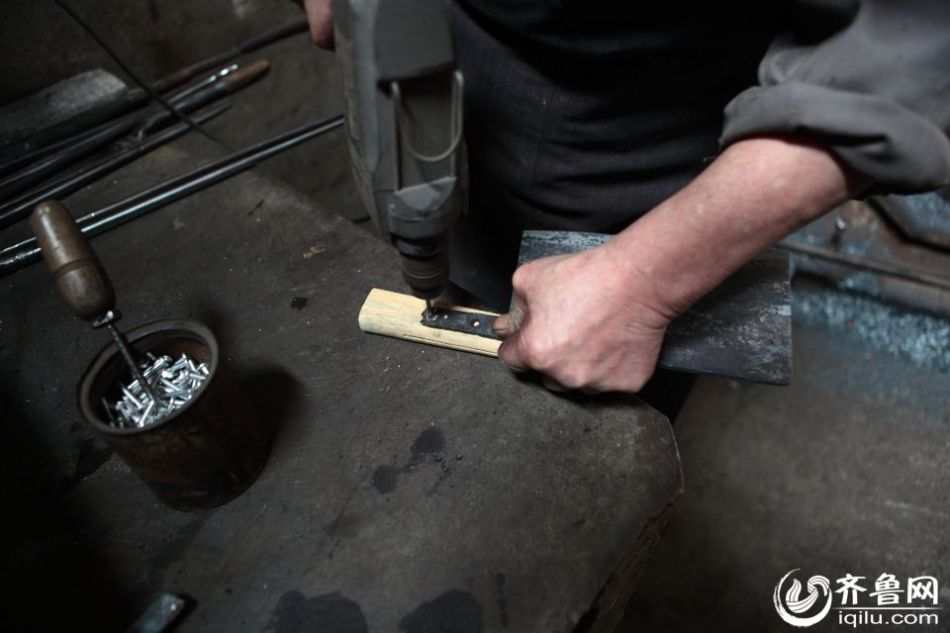 實拍最后的打鐵匠 一把手工菜刀賺六塊錢 實拍最后的打鐵匠 一把手工菜刀賺六塊錢