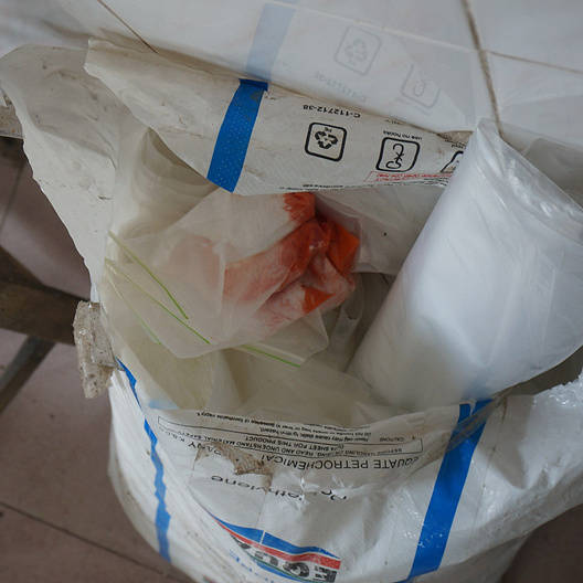 假劣“紅?！卑父嫫? title=