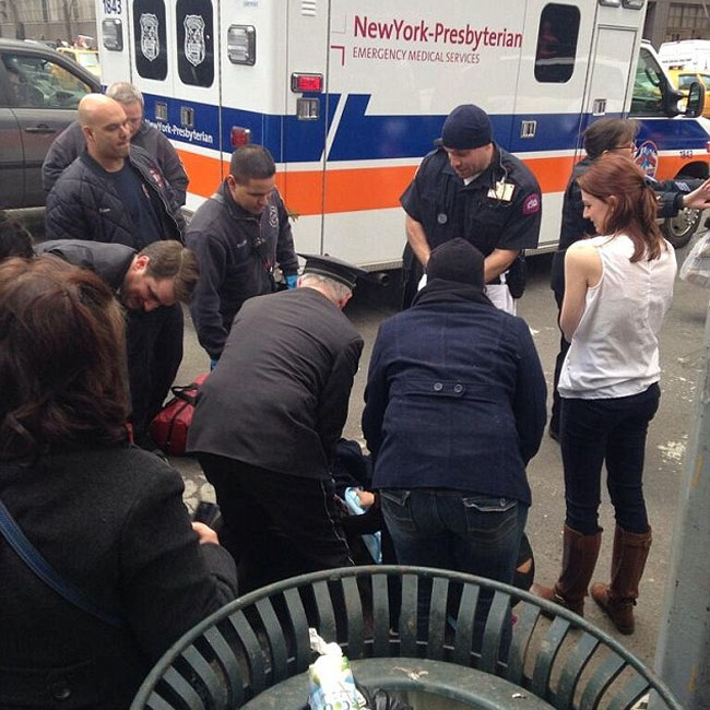 女子人行道產(chǎn)下女?huà)? title=