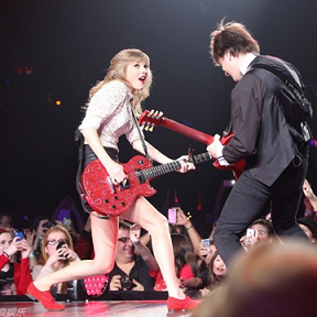 泰勒與樂隊(duì)飆樂器