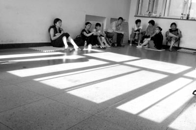 女童的家屬在醫(yī)院走廊中等待。京華時(shí)報(bào)記者趙思衡攝