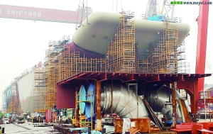 航母前部甲板在安裝。