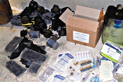 24日，敘利亞政府對外展示在大馬士革朱巴爾區(qū)破獲的反對派軍火庫中的化學(xué)制劑。新華社發(fā)