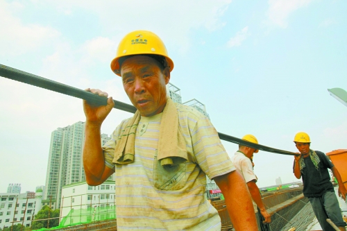 農(nóng)民工工作辛苦，權(quán)益理應(yīng)有保障。