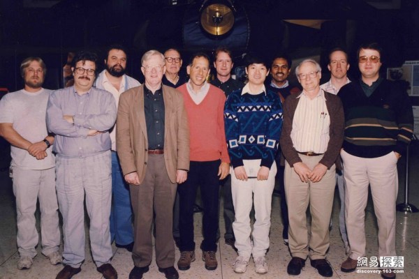 圖為照顧旅行者的工作人員。