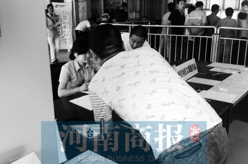 戴著耳機工作，挺“愜意”