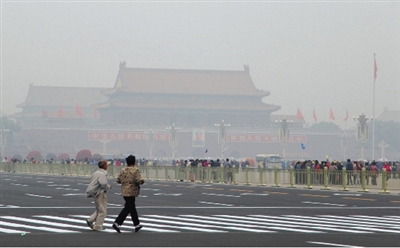 9月29日，游客行走在天安門廣場西側(cè)路上，當日霧霾嚴重。