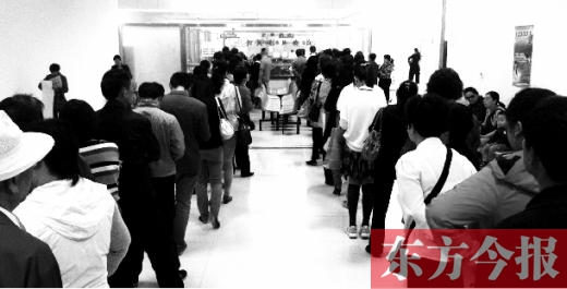 昨日上午，鄭州市社保辦事大廳，辦事的群眾排起長隊