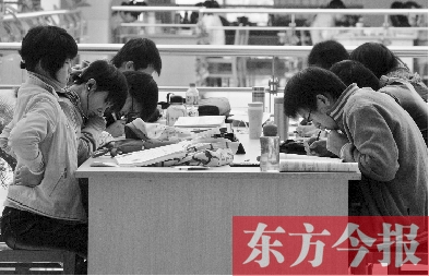 專家認(rèn)為，內(nèi)地高校對學(xué)生創(chuàng)造性、自主性的培養(yǎng)不及港校