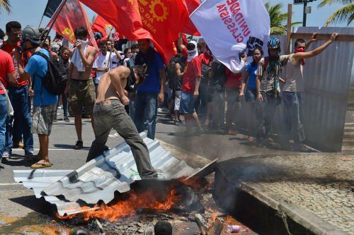 當(dāng)?shù)貢r(shí)間10月21日，巴西里約熱內(nèi)盧近海一座油田舉行開采權(quán)競標(biāo)，引發(fā)示威者抗議，與負(fù)責(zé)安保的大量配槍巡邏士兵發(fā)生沖突。 CFP