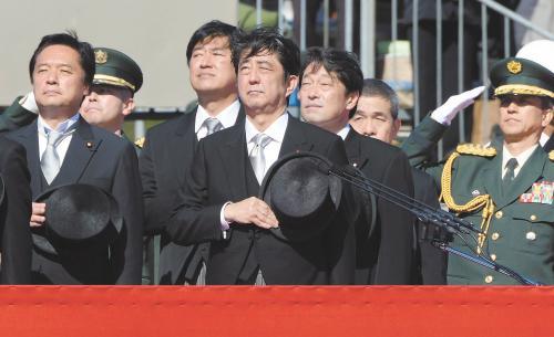 　27日上午，日本首相安倍晉三在琦玉縣的自衛(wèi)隊朝霞訓練場出席陸上自衛(wèi)隊年度閱兵式