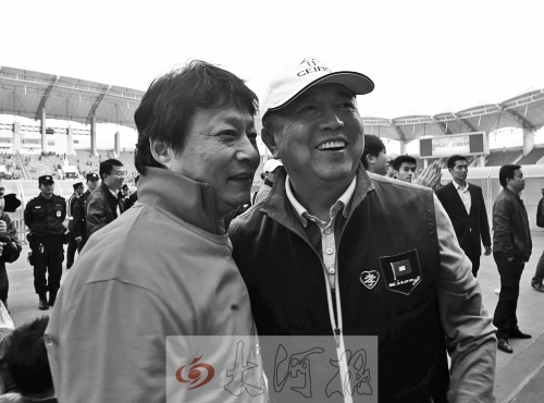 比賽結(jié)束后，老胡熱情擁抱老唐。