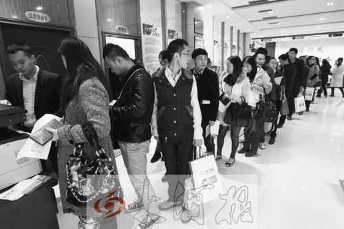 昨天,除復印材料處有新人排隊外,金水區(qū)民政局婚姻登記處大廳內處未見新人排隊的火爆場景。