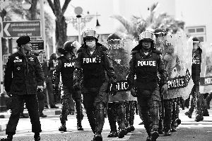 泰警察出動。