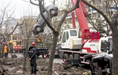 輸油管道爆炸后，搶修人員將被炸毀的車(chē)輛運(yùn)出現(xiàn)場(chǎng)。