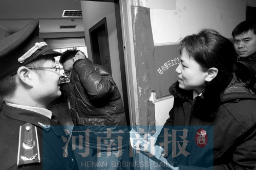 城管巡回法庭法官，到因違反城市管理的受罰當事單位送傳票