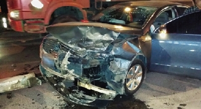 江淮車(chē)突然斜刺沖向了對(duì)面