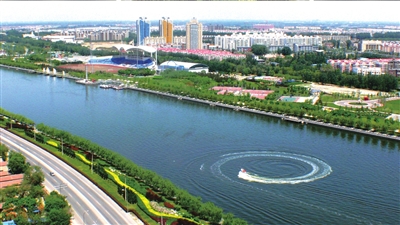 清澈的運河水及兩岸綠色。