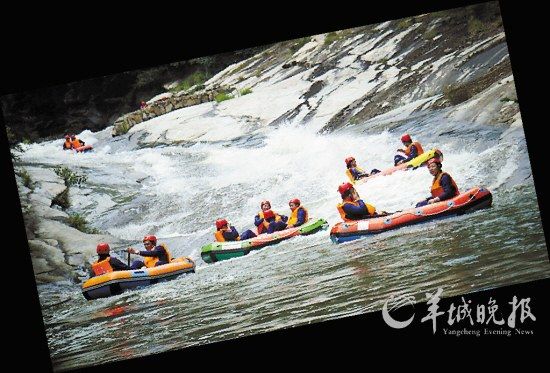 　　湖北紅安縣,游客在對天河漂流。