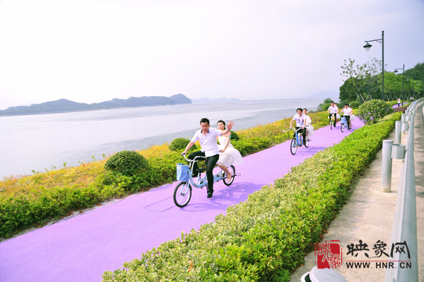 初夏喜宴八方客,千島笑迎粉佳人。