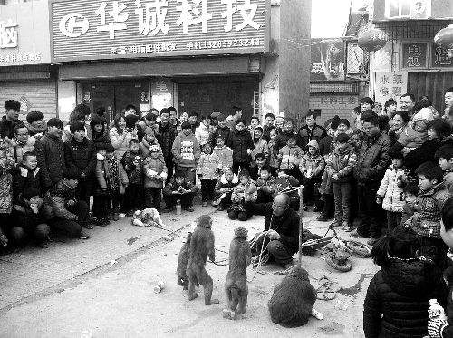 比春運(yùn)更擠的地方是?？h廟會(huì)(組圖)