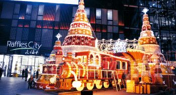 北京商場做圣誕裝飾,越來越花血本。