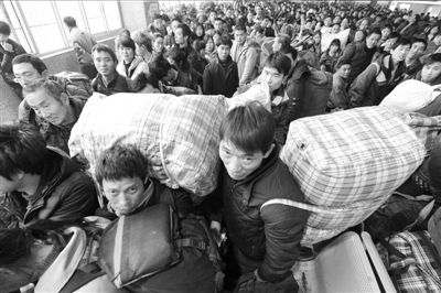 　　火車站人滿為患。新華社發(fā)