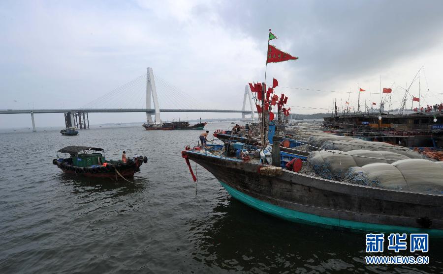 海南嚴(yán)陣以待防抗臺(tái)風(fēng)“百合”(圖) 海南嚴(yán)陣以待防抗臺(tái)風(fēng)“百合”(圖)