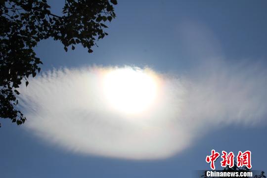 廣東西樵山"天眼"天象 游客驚詫不已稱(chēng)難得奇觀(guān)