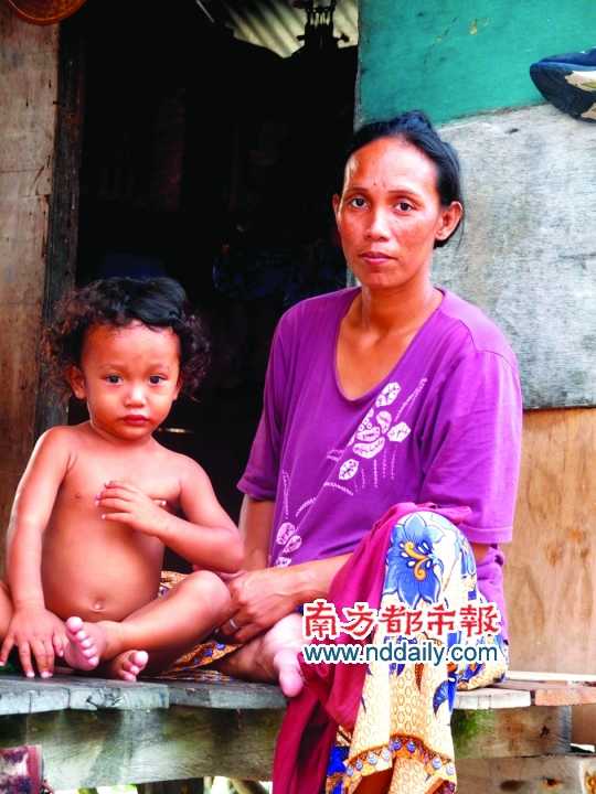 小木屋邊的母子。