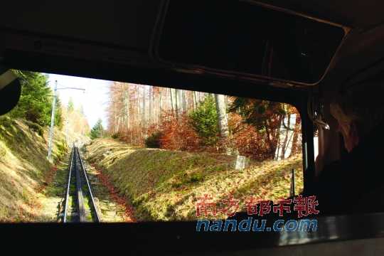 小火車一路向上，沖破云層，豁然開(kāi)朗，乘客們的歡呼聲適時(shí)響起，一切漸入佳境。