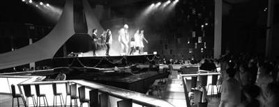 　　晚上的clubmed里有各種歡樂演出。　