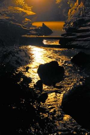 　　夜幕下古鎮(zhèn)江邊?！? complete=