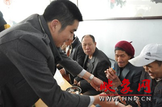 　　“韓胖子”千只茶香雞茶香鴨捐贈(zèng)環(huán)衛(wèi)工人、農(nóng)民工學(xué)子和鄭州市社會(huì)福利院。