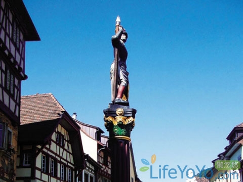 　　在那個春日艷陽的午后,一艘白色的游船在幽藍的圖恩湖上緩行。