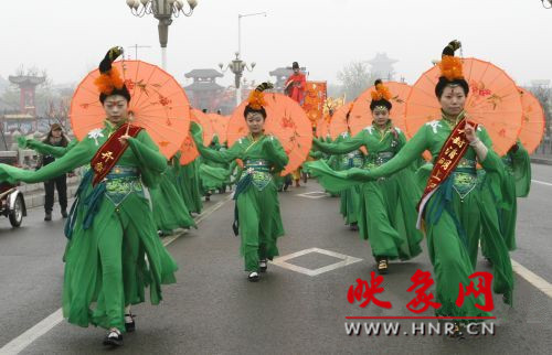 　　3月30日上午,開封市舉行2013中國(開封)清明文化節(jié)踏春巡游活動(dòng)?！?　　